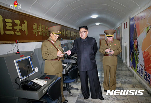 북한 노동당 위원장 김정은이 전략군사령부를 시찰하고 있다. (사진=조선중앙TV 캡처)
