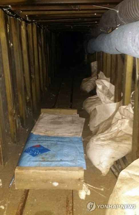 기름 훔치려 뚫은 땅굴. [익산경찰서 제공=연합뉴스]