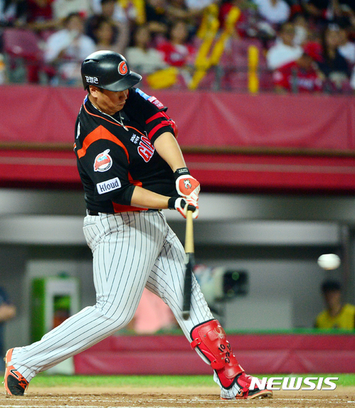 【광주=뉴시스】23일 오후 광주 북구 광주-기아챔피언스필드에서 열린 2017프로야구 KIA 타이거즈 대 롯데 자이언츠의 경기, 6회초 무사 1루에서 롯데 4번타자 이대호가 2점홈런을 치고 있다.