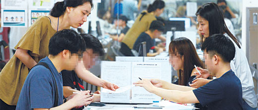 2018학년도 대학수학능력시험 원서접수가 시작된 24일 오전 서울 영등포구 문래동의 남부교육지원청에서 수험생들이 원서를 제출하고 있다.  신창섭 기자 bluesky@