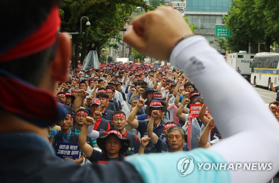 (서울=연합뉴스) 한국GM 노조 조합원들이 17일 오후 서울 종로구 청와대 인근 효자로에서 결의대회를 열고 산업은행의 한국GM 보유 지분 매각에 반대하며 구호를 외치고 있다.2017.7.17