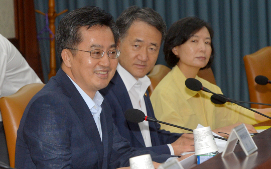 김동연(왼쪽) 부총리 겸 기획재정부 장관이 24일 오전 정부서울청사에서 열린 경제관계장관회의에서 모두 발언을 하고 있다. 정부는 이날 회의에서 한국해양진흥공사 설립 방안을 확정·발표했다.