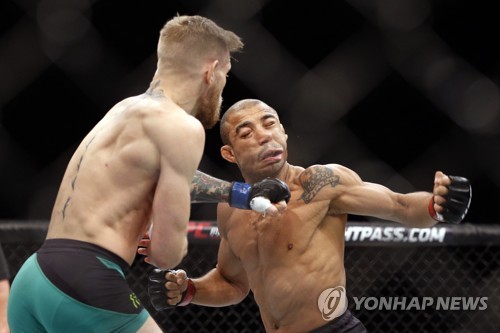 알도를 무너뜨린 맥그리거의 왼손 펀치 [AP=연합뉴스 자료사진]