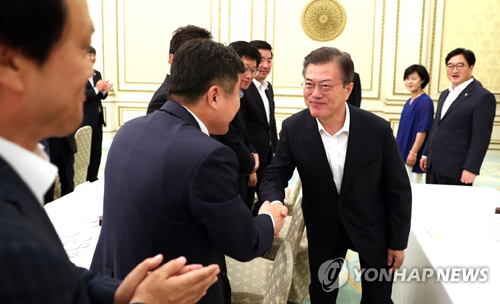 (서울=연합뉴스) 문재인 대통령이 26일 오후 청와대 영빈관에서 열린 더불어민주당 국회의원 초청 오찬 및 간담회에 입장하며 참석 의원들과 인사하고 있다. 2017.8.26