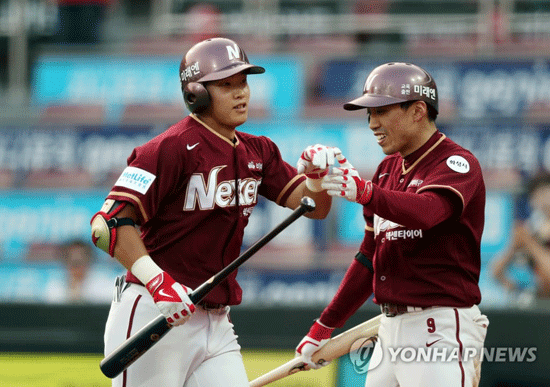 넥센 히어로즈 김웅빈이 홈런을 친 뒤 홈을 밟고 있다. [연합뉴스 자료사진]