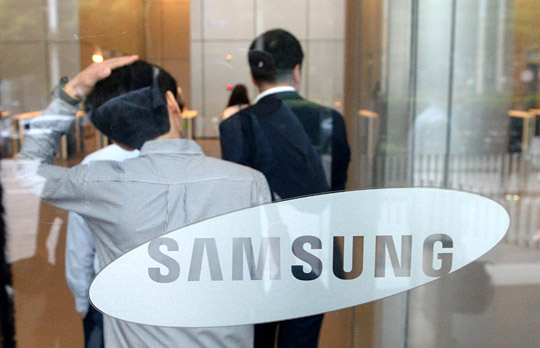 이재용 삼성전자 부회장 1심 선고 후폭풍이 거센 가운데 28일 오전 삼성 직원들이 서울 서초사옥으로 출근하고 있다.  김선규 기자 ufokim@