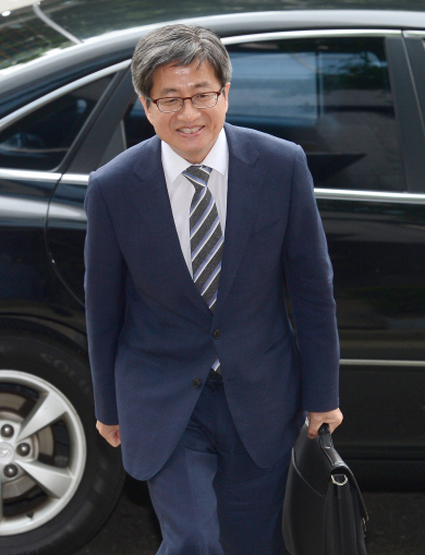 김명수 대법원장 후보자가 28일 오전 국회 인사청문회 준비를 위해 마련된 서울 서초동의 사무실로 첫 출근을 하며 밝게 웃고 있다.