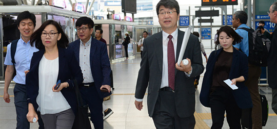 28일 오전 서울역에서 김지형(오른쪽 두 번째) 신고리 원전 5·6호기 공론화위원회 위원장과 위원들이 울산 울주군 서생면 신고리 원전 5·6호기 건설 현장을 방문하기 위해 KTX 열차를 타러 걸어가고 있다.