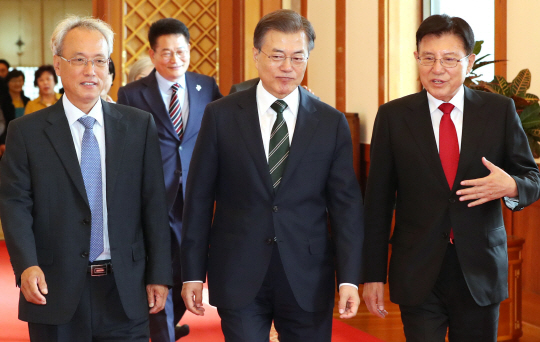 문재인 대통령이 29일 오전 청와대 본관에서 임명장 수여식을 마친 뒤 김덕룡(오른쪽) 민주평화통일자문회의 수석부의장과 이야기하며 간담회장으로 들어가고 있다.