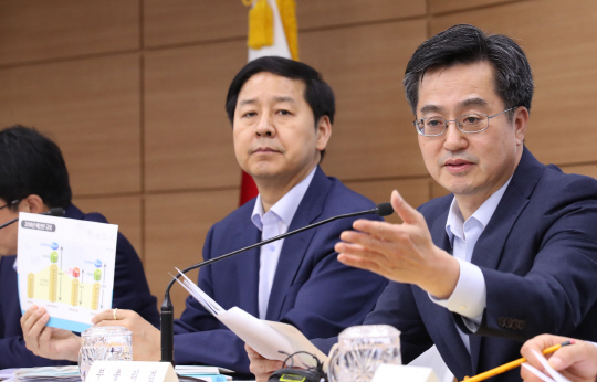 김동연(오른쪽) 부총리 겸 기획재정부 장관과 구윤철 기재부 예산실장이 지난 24일 정부세종청사에서 ‘2018년 정부 예산안 및 국가재정운용계획’에 대한 브리핑을 하고 있다.  연합뉴스