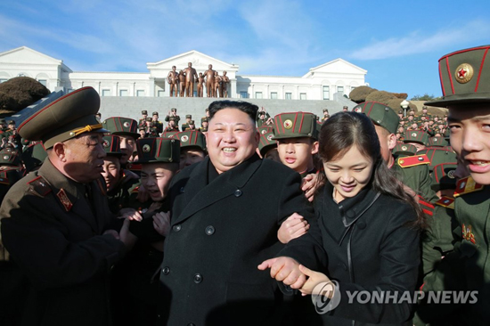 (평양 조선중앙통신=연합뉴스) 김정은 노동당 위원장이 지난 2일 식수절을 맞아 만경대혁명학원에서 원아들과 나무를 심었다고 조선중앙통신이 3일 보도했다. 김정은의 방문에는 부인 리설주가 동행했다. 2017.3.3