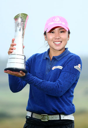 김인경이 브리티시여자오픈 우승 트로피를 들고 있는 모습.