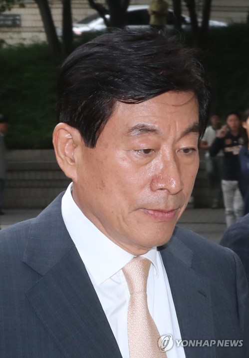 (서울=연합뉴스) ‘국가정보원 댓글’ 사건으로 기소된 원세훈 전 국정원장이 30일 오후 서울 서초구 서울중앙지법 서울 서초구 서울고법에서 열린 파기환송심 선고공판에 출석하고 있다.