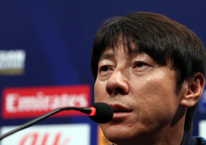 신태용 축구대표팀 감독이 이란과의 2018 러시아월드컵 아시아지역 최종예선 9차전을 하루 앞둔 30일 파주NFC에서 열린 기자회견에서 각오를 밝히고 있다.  연합뉴스