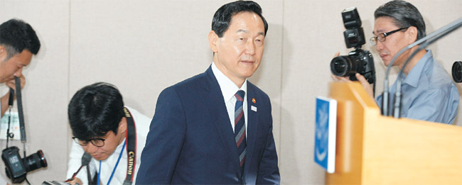 김상곤 부총리 겸 교육부 장관이 31일 오전 서울 세종로 정부서울청사에서 ‘2021학년도 수능 개편안’ 관련 브리핑을 하기 위해 브리핑실로 들어서고 있다.