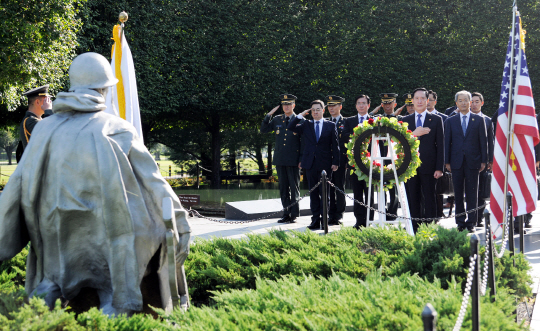 한·미 안보 현안 논의를 위해 미국을 방문 중인 송영무(맨 앞줄) 국방부 장관이 30일 워싱턴에 위치한 한국전 참전비를 찾아 헌화한 뒤 경례하고 있다.
