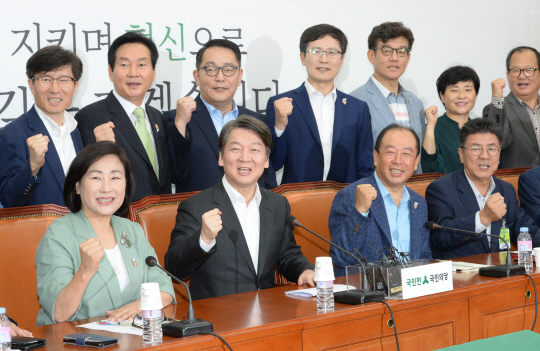 안철수(앞줄 왼쪽 두 번째) 국민의당 대표가 31일 오전 국회에서 열린 원외 지역위원장 원탁회의에서 참석자들과 파이팅을 외치고 있다.