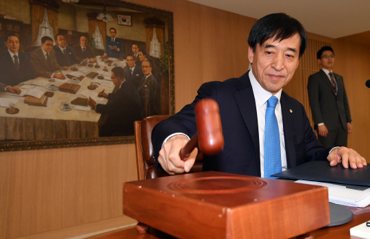 이주열 한국은행 총재가 31일 오전 서울 중구 한국은행에서 금융통화위원회 시작을 알리는 의사봉을 두드리고 있다.