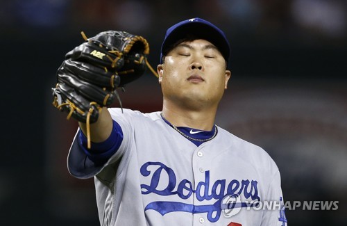 (피닉스 AP=연합뉴스) 로스앤젤레스 다저스 좌완 선발 류현진이 31일(한국시간) 미국 애리조나 주 피닉스 체이스 필드에서 열린 애리조나 다이아몬드백스와 방문 경기에 선발 등판해 4회 추가 실점한 뒤 괴로운 표정으로 눈을 감고 있다.