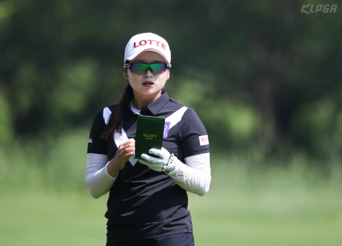 코스 공략을 연구하는 최혜진.(KLPGA 제공)