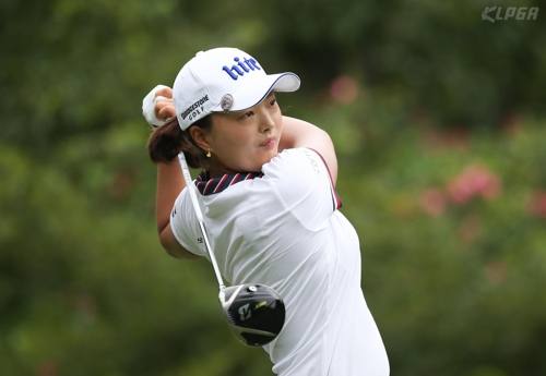 티샷하는 고진영.(KLPGA 제공)
