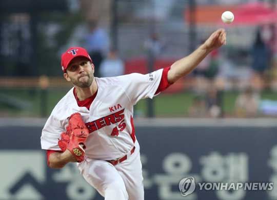 (광주=연합뉴스)  31일 오후 광주-KIA 챔피언스필드에서 열린 프로야구 두산 베어스와 KIA 타이거즈 경기에서 KIA 선발투수 팻딘이 역투하고 있다. 2017.8.31