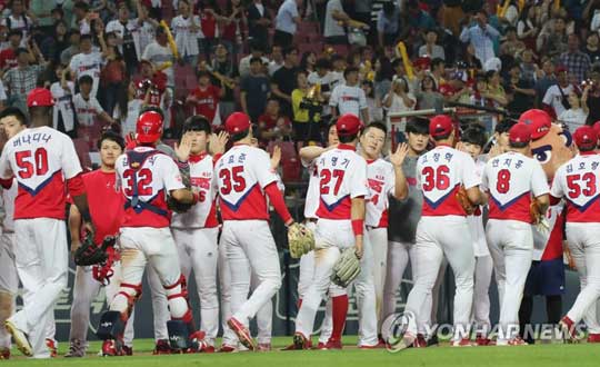 (광주=연합뉴스) 31일 오후 광주-KIA 챔피언스필드에서 열린 프로야구 두산 베어스와 KIA 타이거즈 경기에서 1위 KIA가 2위인 두산에 9대 4로 승리해 선수들이 자축하고 있다. 2017.8.31
