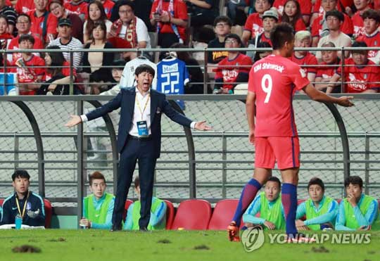 (서울=연합뉴스) 31일 오후 서울 마포구 서울월드컵경기장에서 열린 2018 러시아 월드컵 아시아 최종예선 9차전 한국 대 이란 경기. 신태용 감독이 심판 판정에 항의하고 있다. 2017.8.31