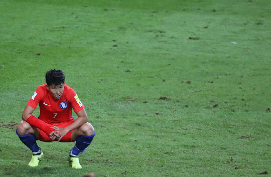 손흥민이 31일 서울월드컵경기장에서 열린 이란과의 2018 러시아월드컵 아시아지역 최종예선 9차전에서 곳곳이 팬 잔디 위에서 쭈그려 앉아 아쉬운 표정을 짓고 있다.  연합뉴스