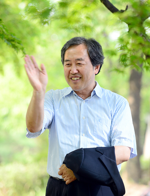 30여 년간 지켜온 강단에서 내려와 31일 정년 퇴직한 유영제 서울대 명예교수가 지난달 18일 관악 캠퍼스 교정에서 가진 문화일보와의 인터뷰에서 자신이 걸어온 학자의 길을 되돌아보며 웃음 짓고 있다. 김선규 기자 ufokim@