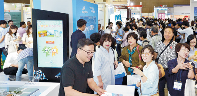 31일 경기 고양시 일산 킨텍스에서 막을 올린 ‘2017 대한민국 행정홍보대전’ 행사장이 방문객들로 붐비고 있다.