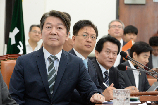 안철수(왼쪽) 국민의당 대표가 1일 오전 국회에서 열린 최고위원회의에서 국민의당 혁신 아이디어 공모전 수상작을 보고 있다.