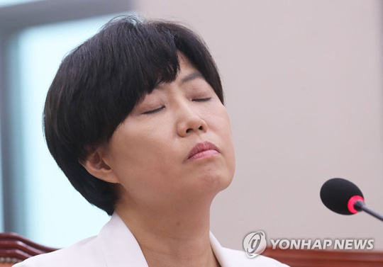 (서울=연합뉴스) 이유정 헌법재판소 재판관 후보자가 28일 오전 국회에서 열린 인사청문회에서 국민의당 이용주 의원으로부터 양도세 면탈 의혹을 제기받고 있다. 2017.8.28