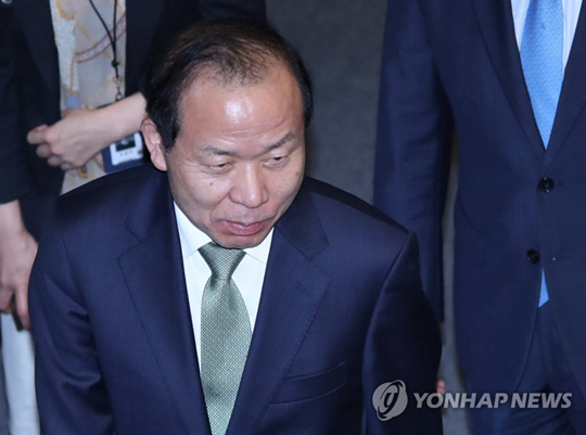 (서울=연합뉴스) 김이수 헌법재판소장 권한대행이 1일 오후 국회 본회의장에서 열린 문재인 정부 첫 9월 정기국회 개회식을 마친 뒤 본회의장을 나서고 있다. 2017.9.1
