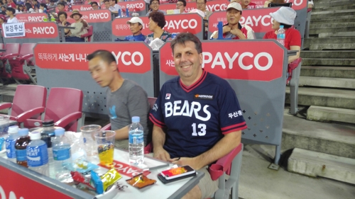 광주에서 프로야구 두산-KIA 경기 관람하는 리퍼트 전 대사 (광주=연합뉴스)