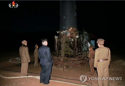 지상발사장치에 놓인 ‘화성-12’ 미사일 [연합뉴스 자료사진]