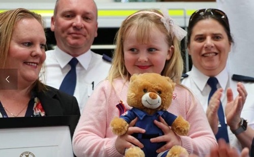 수상식에서 엄마(왼쪽)와 나란히 선 조지아 리터[출처: NSW 앰뷸런스]