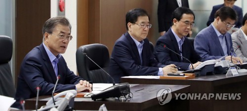 (서울=연합뉴스) 문재인 대통령이 3일 오후 청와대에서 국가안전보장회의(NSC) 전체회의를 긴급 소집해 북한의 6차 핵실험과 관련, 대응 방안을 논의하고 있다. 왼쪽부터 문 대통령, 정의용 국가안보실장, 조명균 통일부 장관, 서훈 국가정보원장. 2017.9.3 [청와대 제공=연합뉴스]