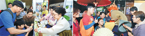 3일 경기 고양시 일산 킨텍스 전시장에 마련된 ‘2017 대한민국 행정홍보대전’ 홍보관에서 관람객들이 보성 녹차 시음행사(왼쪽 사진)에 참여하거나, 전통 한지로 만든 우산을 써보고 있다.