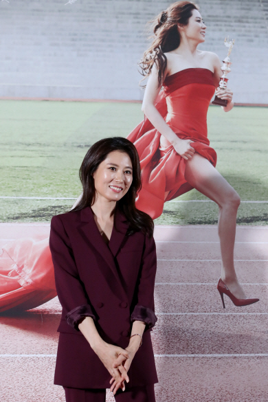 배우 문소리가 지난달 31일 서울 광진구 롯데시네마 건대입구점에서 열린 자신의 감독 데뷔작 ‘여배우는 오늘도’ 시사회에 참석해 포스터 앞에서 포즈를 취하고 있다.