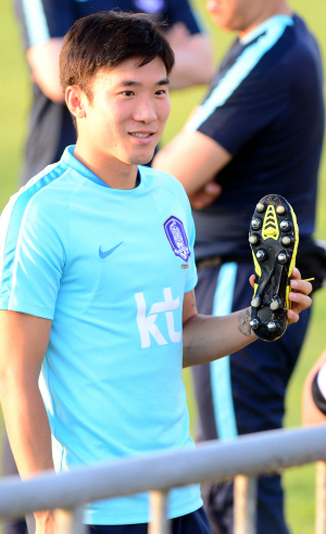 축구대표팀의 수비수 고요한이 3일(한국시간) 우즈베키스탄 타슈켄트의 분요드코르 스타디움 보조경기장에서 축구화를 들고 포즈를 취하고 있다. 뉴시스