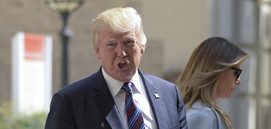 도널드 트럼프(왼쪽) 미국 대통령이 3일 오전 멜라니아 여사와 함께 워싱턴 세인트존스 교회 예배를 마친 뒤 북한에 대한 공격 여부를 묻는 기자들에게 “두고 보자(We’ll see)”라고 짧게 답하고 있다. AP연합뉴스