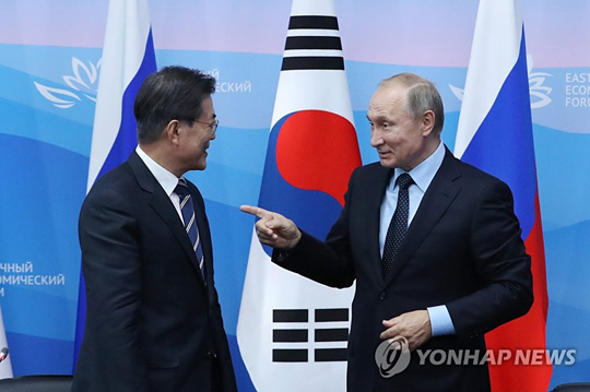 (블라디보스토크=연합뉴스) 문재인 대통령과 블라디미르 푸틴 러시아 대통령이 6일 오후 러시아 블라디보스토크 극동연방대학교에 마련된 언론발표장에서 공동언론발표를 한 뒤 대화하고 있다.