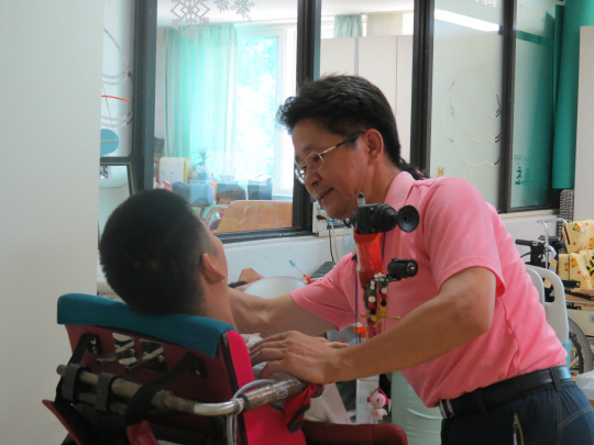 송화태 한국전력 과장이 초록우산어린이재단이 경기 광주시 초월읍에서 운영하는 중증장애요양 시설인 한사랑마을에서 봉사활동을 하고 있다.   초록우산어린이재단 제공