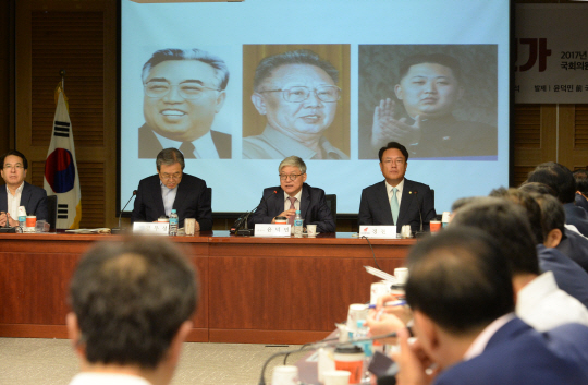 윤덕민(오른쪽 두 번째) 한국외대 석좌교수가 7일 오전 국회 의원회관에서 ‘북핵 위협, 어떻게 대처할 것인가’를 주제로 열린 ‘열린토론, 미래’ 주최 토론회에서 발언하고 있다. ‘열린토론, 미래’는 김무성(〃 세 번째) 바른정당 의원과 정진석(오른쪽) 자유한국당 의원 등이 주도해 만든 의원들의 연구 모임이다.