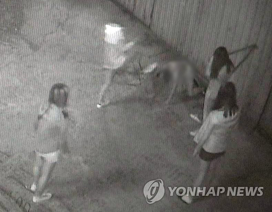 (부산=연합뉴스) 부산의 여중생들이 또래를 폭행해 피투성이로 만든 사건과 관련해 가해 학생들이 2개월 전에도 피해 여중생을 폭행한 것으로 확인됐다. 사진은 여중생 2명이 피해자를 폭행하는 모습. [CCTV 캡처=연합뉴스]