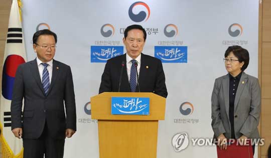 (서울=연합뉴스)  송영무 국방부 장관(가운데)과 김부겸 행정안전부 장관(왼쪽), 김은경 환경부 장관이 7일 오후 서울 세종로 정부서울청사에서 사드 잔여 발사대 4기 추가 배치와 관련한 합동브리핑을 하고 있다. 이낙연 국무총리는 이날 열린 국정현안점검조정회의에서 이들 3개 부처 장관에게 ‘사드배치’와 관련해 국민께 자세히 설명하라고 지시했다.