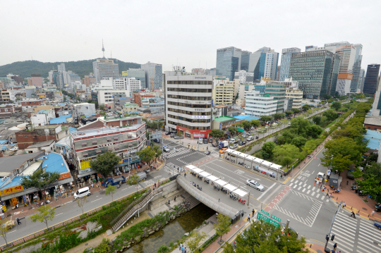 청계천 관수교. 중구 입정동과 종로구 관수동-장사동 사이에 놓인 다리로 김홍도는 이 일대에서 거주하며 풍속화 등 많은 작품을 남겼다.   김낙중 기자 sanjoong@