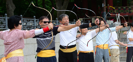 서울 종로구 사직동에 있는 황학정 활터에서 동호인들이 과녁을 겨냥해 활시위를 당기고 있다. 호흡을 가다듬고 정신을 집중하는 일부터 시작해 자세를 바르게 해야 하기 때문에 심신 수양에 도움이 된다.  신창섭 기자 bluesky@