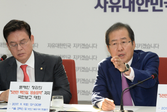 홍준표(오른쪽) 자유한국당 대표가 8일 오전 국회에서 열린 최고위원-북핵위기대응특위 연석회의에서 다음 발언자를 지명하고 있다.
